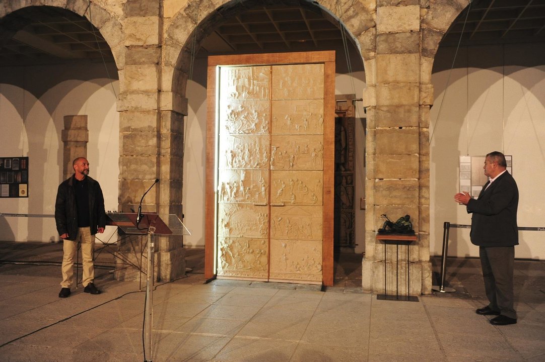 El patio del Parlamento acoge la exhibición de la 'Puerta de Cantabria'