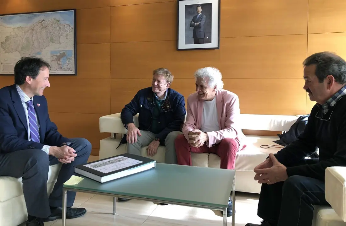 El consejero de Obras P&uacute;blicas, Ordenaci&oacute;n del Territorio y Urbanismo, Jos&eacute; Luis Gochicoa, y el presidente de la Asociaci&oacute;n de Hosteler&iacute;a de Cantabria, &Aacute;ngel Cuevas, en la reuni&oacute;n
