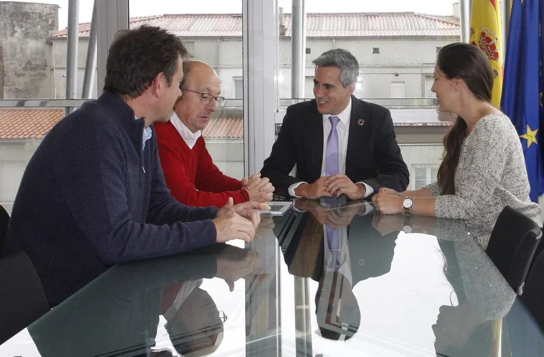 El vicepresidente y consejero de Universidades, Igualdad, Cultura y Deporte, Pablo Zuloaga, se re&uacute;ne con el alcalde de San Vicente de la Barquera, Dionisio Luguera