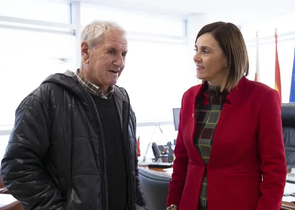 La consejera de Presidencia, Interior, Justicia y Acci&oacute;n Exterior, Paula Fern&aacute;ndez Via&ntilde;a, con el alcalde de Herrer&iacute;as, Francisco Linares