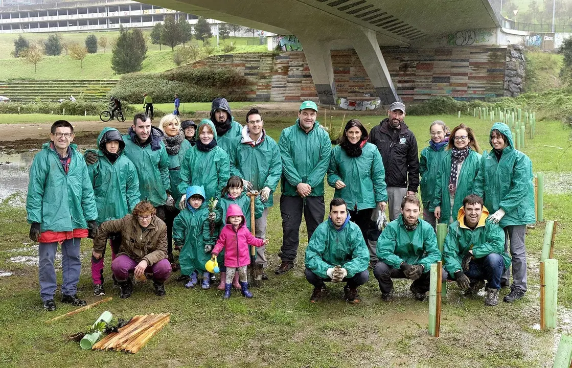 La alcaldesa de Santander, Gema Igual, participa en la jornada ambiental de plantaci&oacute;n de arbustos en el parque de Las Llamas