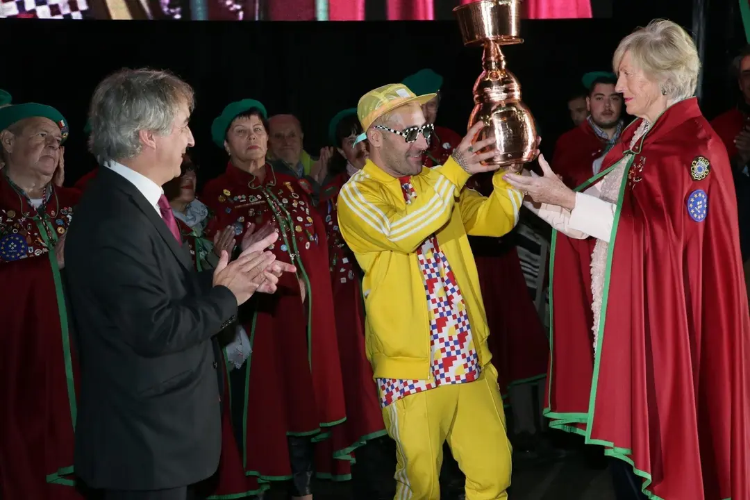 Lomb&oacute; junto a Okuda tras su proclamaci&oacute;n como Orujero Mayor