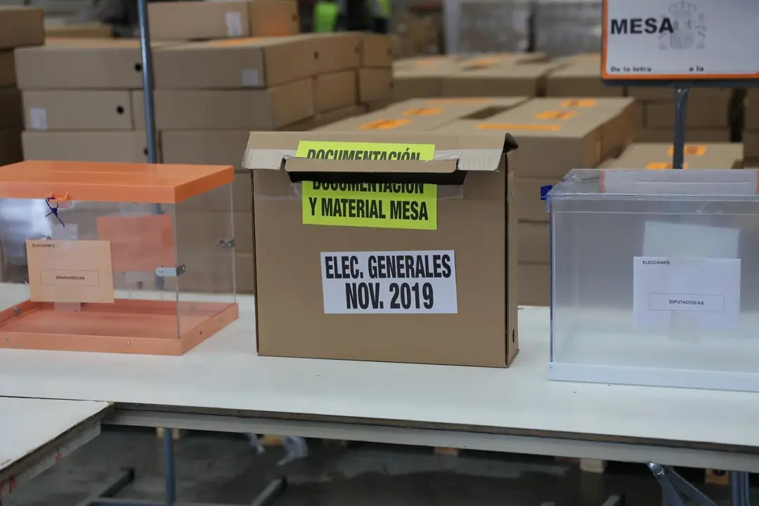 Urnas y cajas en el centro log&iacute;stico de las p&oacute;ximas elecciones generales del 10N en Alcal&aacute; de Henares (Madrid), a 31 de octubre de 2019.