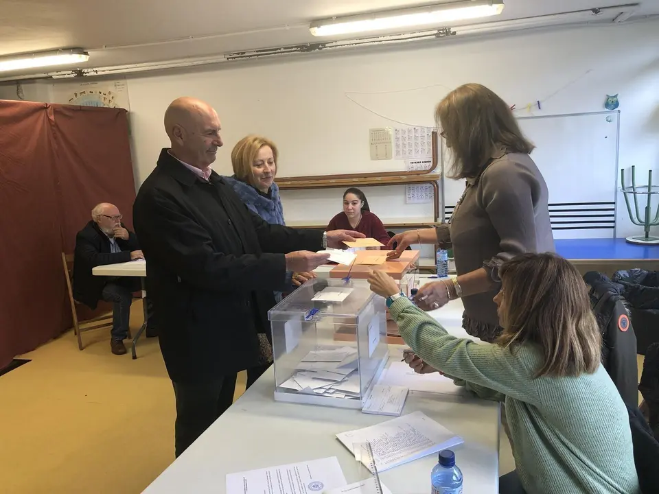 El delegado del Gobierno, Eduardo Echevarr&iacute;a, votando en el colegio Marcial Solana en La Concha de Villaescusa