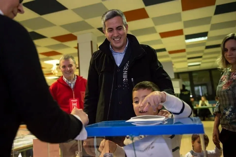 El secretario general del PSOE, Pablo Zuloaga, votando en el colegio Buenaventura Gonz&aacute;lez, de Santa Cruz de Bezana.