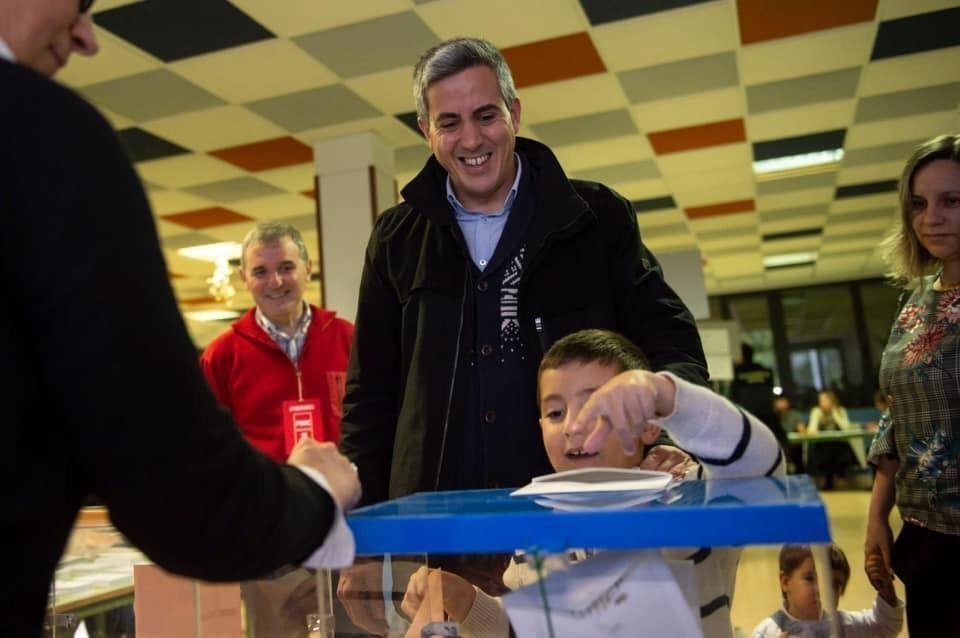 El secretario general del PSOE, Pablo Zuloaga, votando en el colegio Buenaventura González, de Santa Cruz de Bezana.