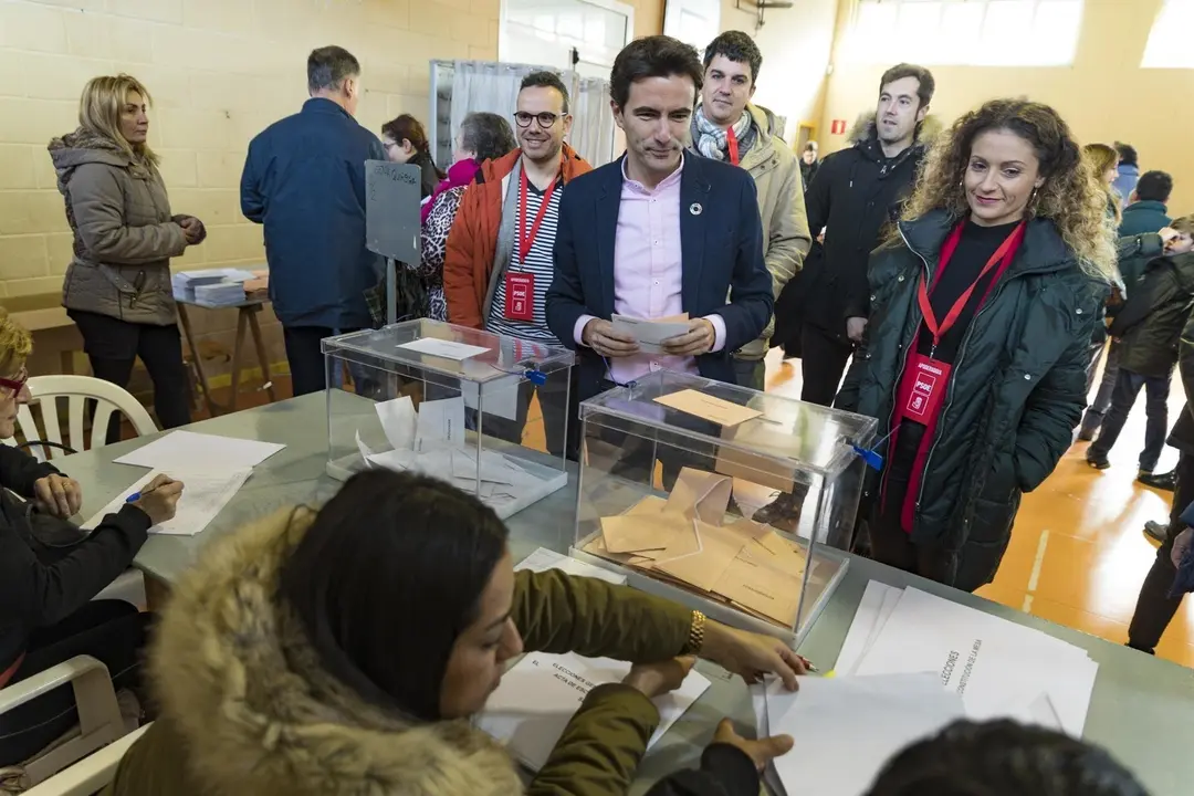 El candidato del PSOE al Congreso, Pedro Casares, votando en el colegio Elena Quiroga de Santander