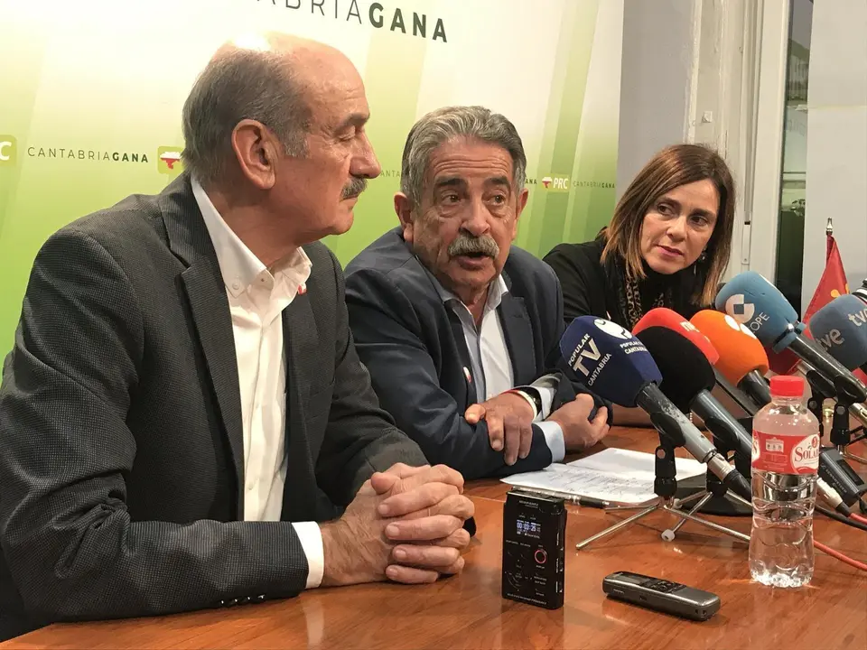 EuropaPress_2479860_El_secretari_general_del_PRC_Miguel_&Aacute;ngel_Revilla_comparece_ante_los_medios_para_valorar_los_resultados_electorales