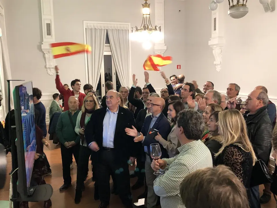 Candidatos de Vox y simpatizantes celebrando resultado 10N