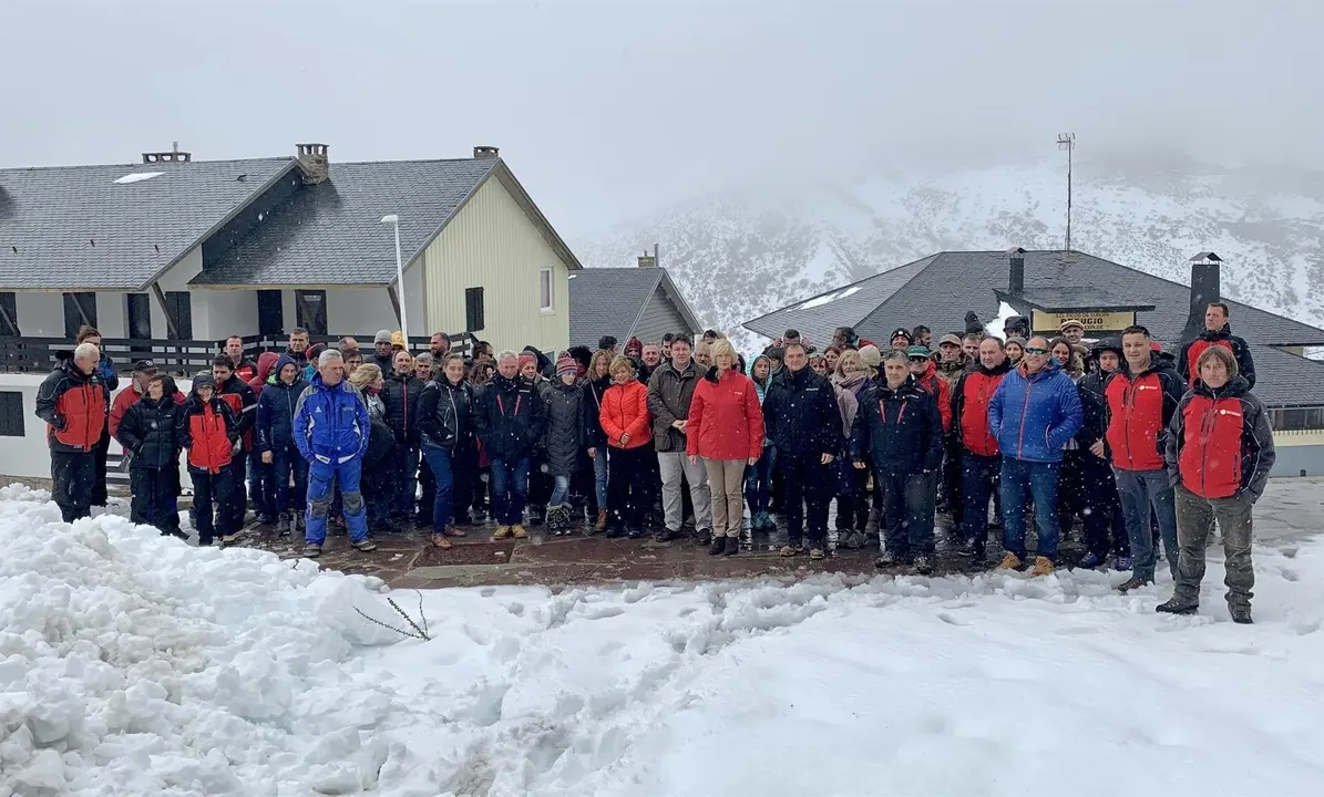 La consejera de Educaci&oacute;n, Formaci&oacute;n Profesional y Turismo, Marina Lomb&oacute;, asiste al inicio de los cursos de formaci&oacute;n del personal de la estaci&oacute;n de esqu&iacute;
