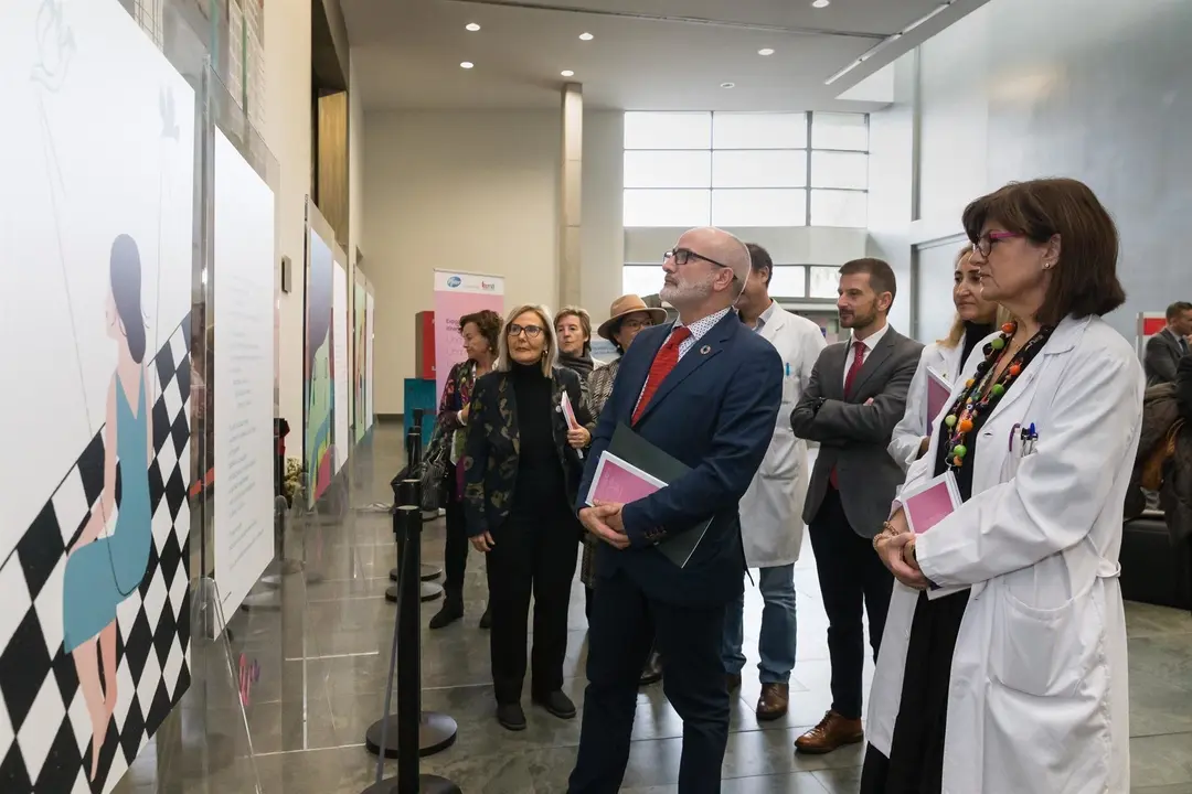 Inauguraci&oacute;n de la la exposici&oacute;n sobre c&aacute;ncer de mama metast&aacute;sico 'Una palabra. Una mujer. Una vida' en Valdecilla