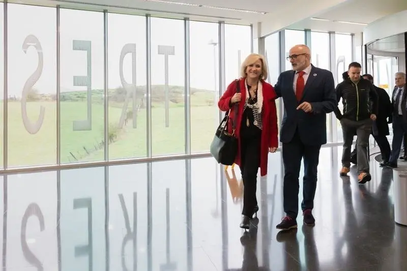 Ver&oacute;nica Casado y Miguel Rodr&iacute;guez, a su llegada al Hospital Tres Mares de Reinosa donde han mantenido el encuentro