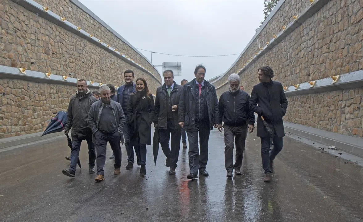 El consejero de Obras P&uacute;blicas en el nuevo vial de acceso al pol&iacute;gono de Morero