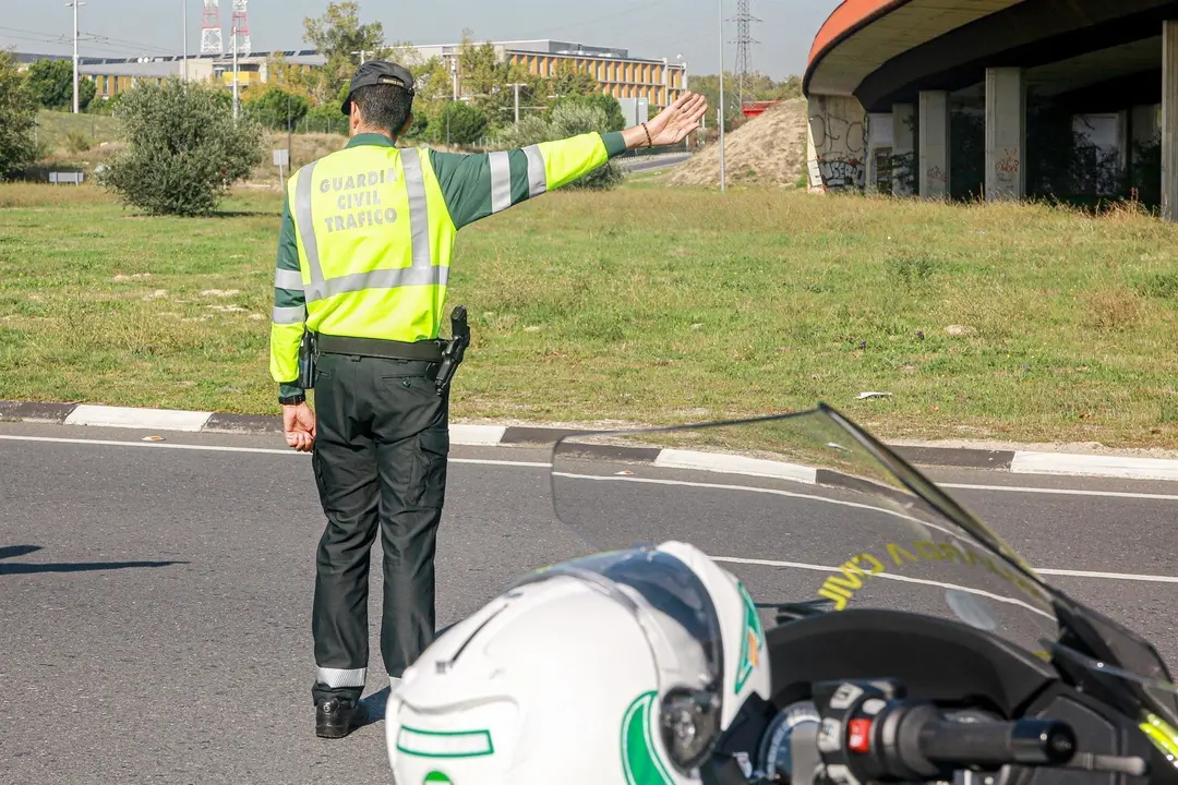 Un agente de la Agrupaci&oacute;n de Tr&aacute;fico de la Guardia Civil (ATGC) hace la se&ntilde;al de parar a un veh&iacute;culo durante una campa&ntilde;a especial de la DGT de vigilancia y control