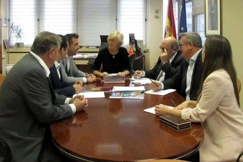 La consejera de Educaci&oacute;n, Formaci&oacute;n Profesional y Turismo, Marina Lomb&oacute;, se re&uacute;ne con el alcalde de Santo&ntilde;a, Sergio Abascal