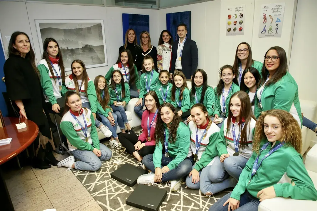 El director general de Deportes, Mario Iglesias, ha trasladado hoy la felicitaci&oacute;n y el reconocimiento del Gobierno de Cantabria a las medallistas en el Campeonato de Espa&ntilde;a de Gimnasia R&iacute;tmica