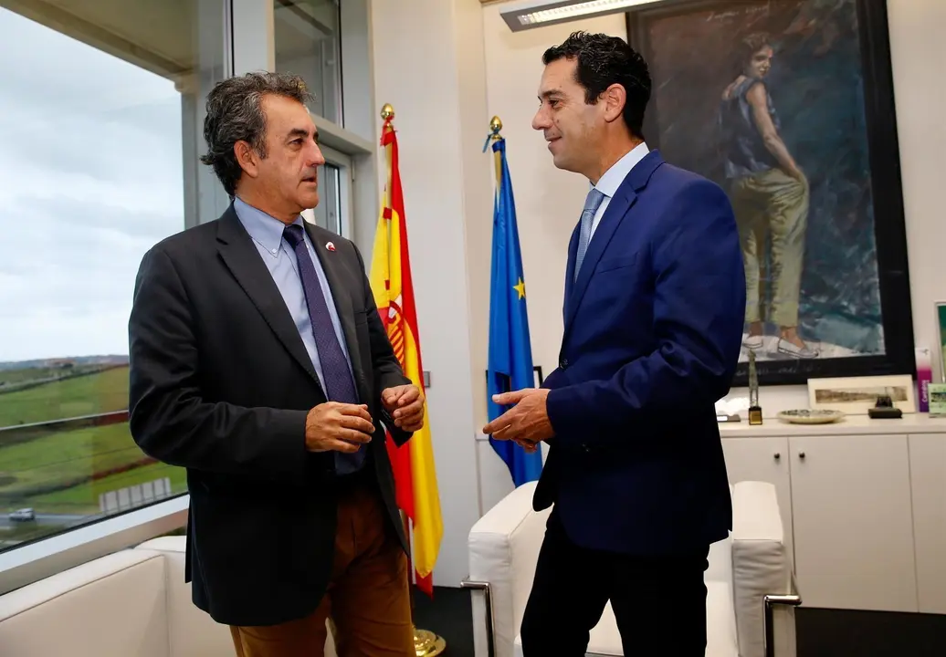 El consejero, Francisco Mart&iacute;n, y el alcalde de Val de San Vicente, Roberto Escobedo