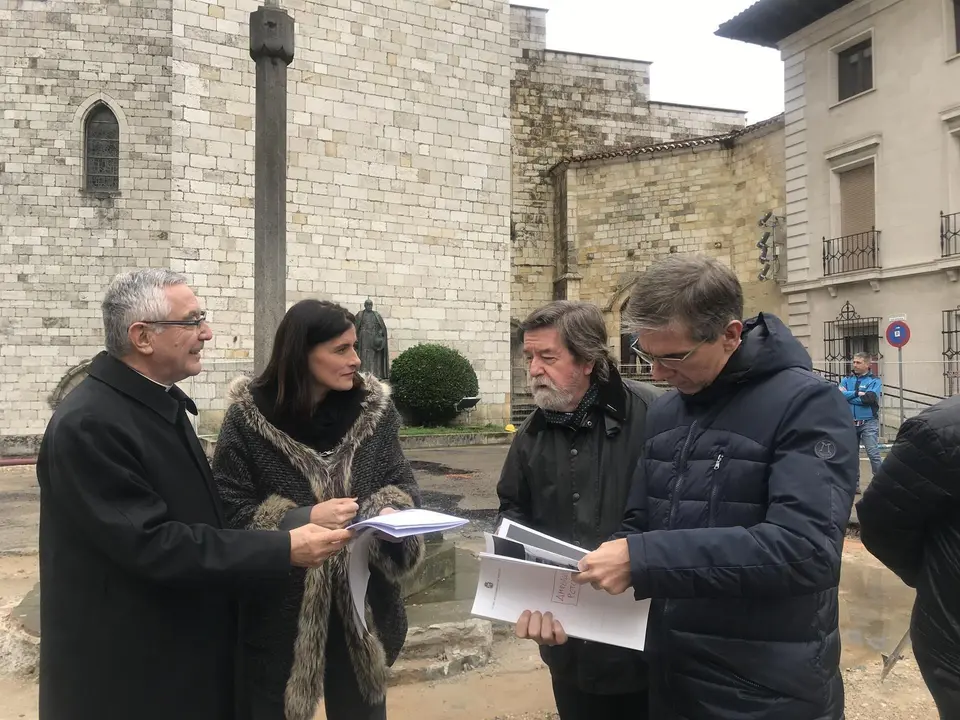 La alcaldesa de Santander, Gema Igua, y el obispo, Manuel S&aacute;nchez Monge, acompa&ntilde;ados del concejal de Fomento, C&eacute;sar D&iacute;az, y el arquitecto Clemente Lomba