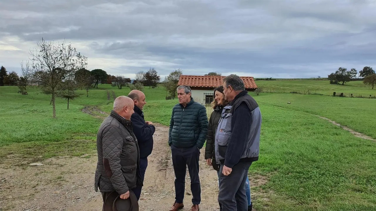 Los alcaldes de Santillana del Mar, &Aacute;ngel Rodr&iacute;guez Uzquiza, y de Suances, Andr&eacute;s Ruiz Moya, en el parque de La Alianza