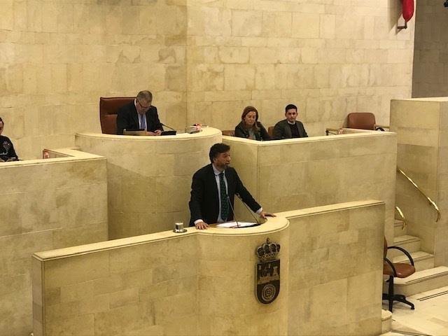 El portavoz de Vox en el Parlamento de Cantabria, Cristóbal Palacio, defiende la propuesta de ilegalización de partidos separatistas