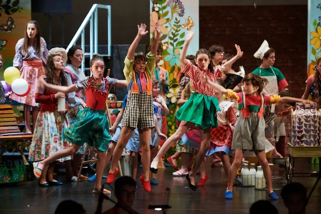 Escena de la coreograf&iacute;a de 'Brundib&aacute;r' de la Escuela de Artes Esc&eacute;nicas del Palacio