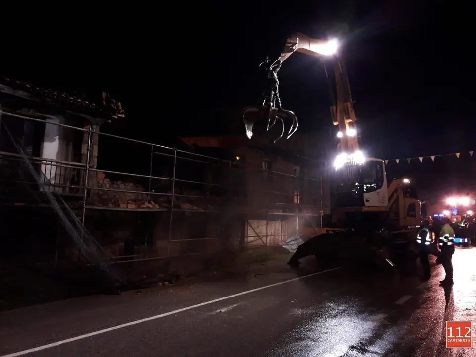 Demolici&oacute;n de la viivenda abandonada en Los Corrales de Buelna