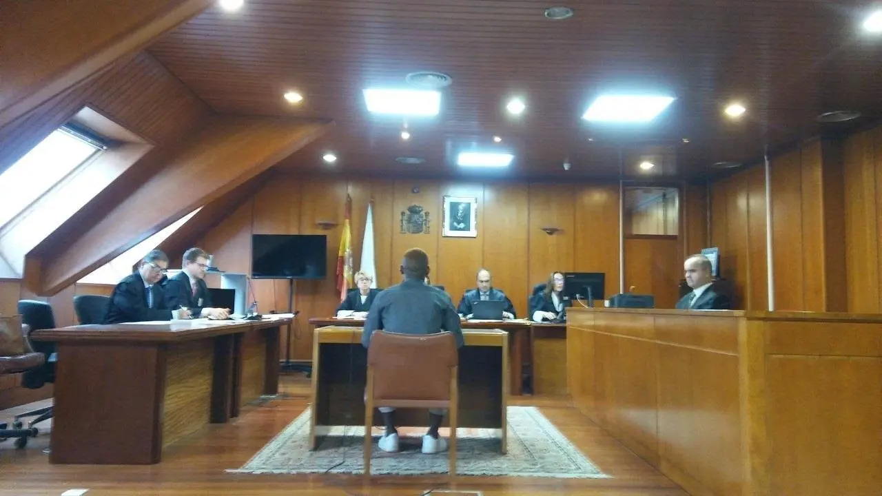 Juicio al acusado de violar a una joven, exnovia de un primo suyo