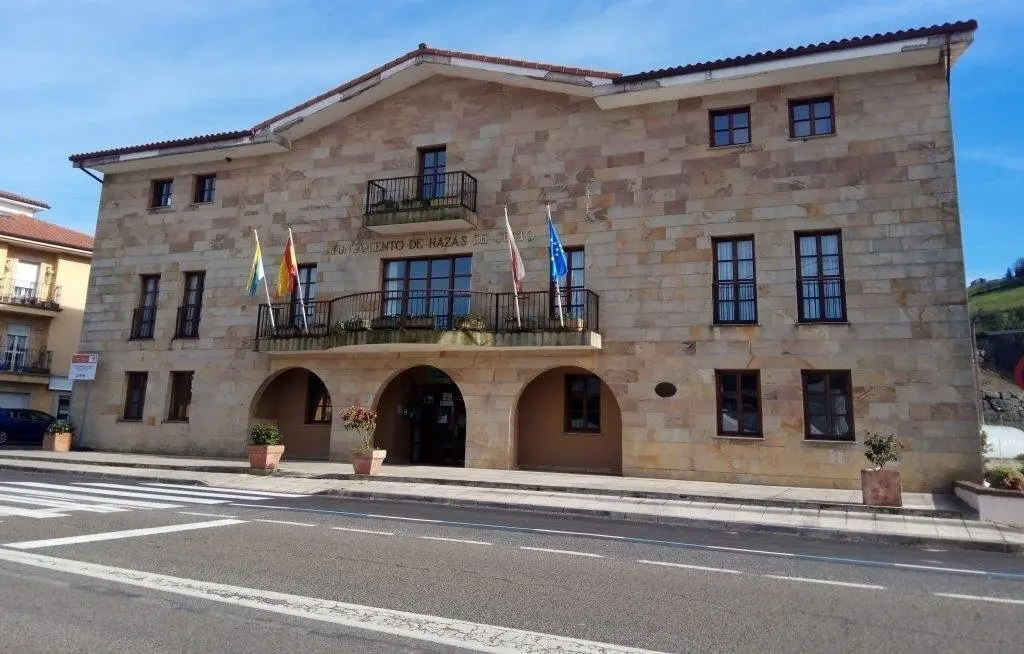 Fachada del Ayuntamiento de Hazas de Cesto