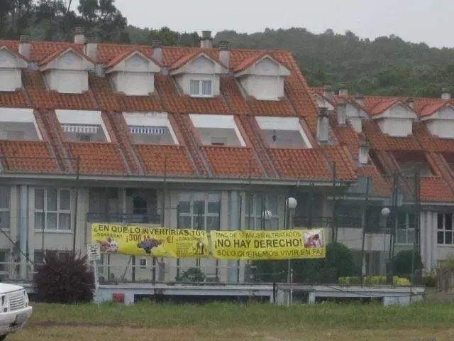 viviendas con sentencia de derribo playa de La Arena, en Isla, Cantabria