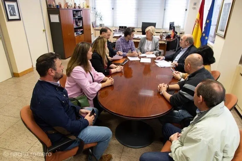 La consejera de Educaci&oacute;n, Formaci&oacute;n Profesional y Turismo, Marina Lomb&oacute;, se re&uacute;ne con el alcalde de Ribamont&aacute;n al Monte, Joaqu&iacute;n Arco,