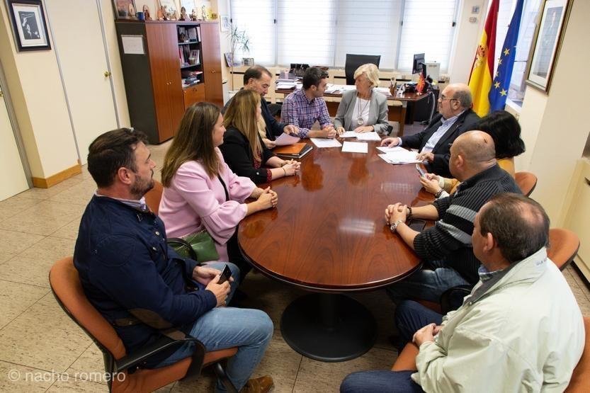 La consejera de Educación, Formación Profesional y Turismo, Marina Lombó, se reúne con el alcalde de Ribamontán al Monte, Joaquín Arco,