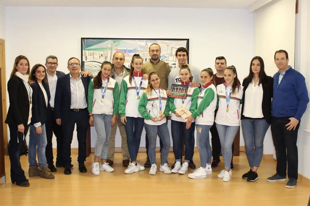 El alcalde de Torrelavega recibe al equipo municipal de gimnasia r&iacute;tmica, proclamado Campe&oacute;n de Espa&ntilde;a