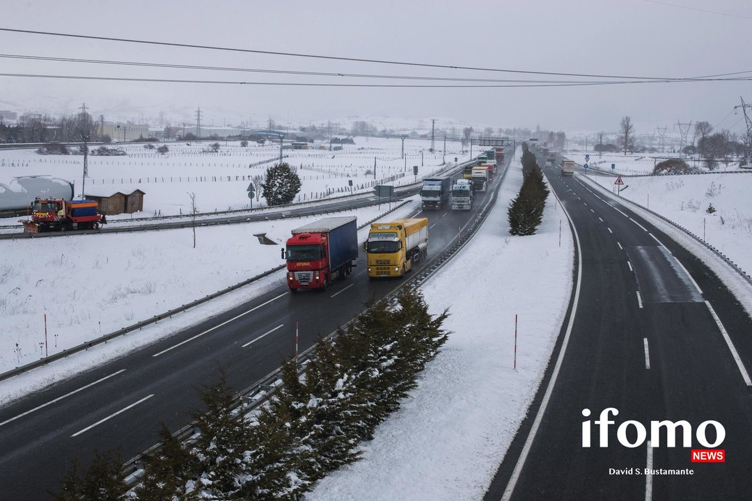 La nieve cubre las calles y carreteras de Reinosa IFOMO_00050
