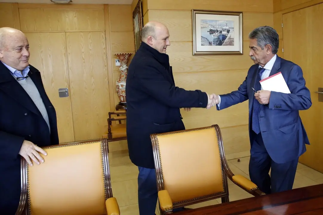 El presidente, Miguel Angel Revilla, recibe al alcalde de Santillana, &Aacute;ngel Rodr&iacute;guez, y el teniente alcalde, Javier Gonz&aacute;lez