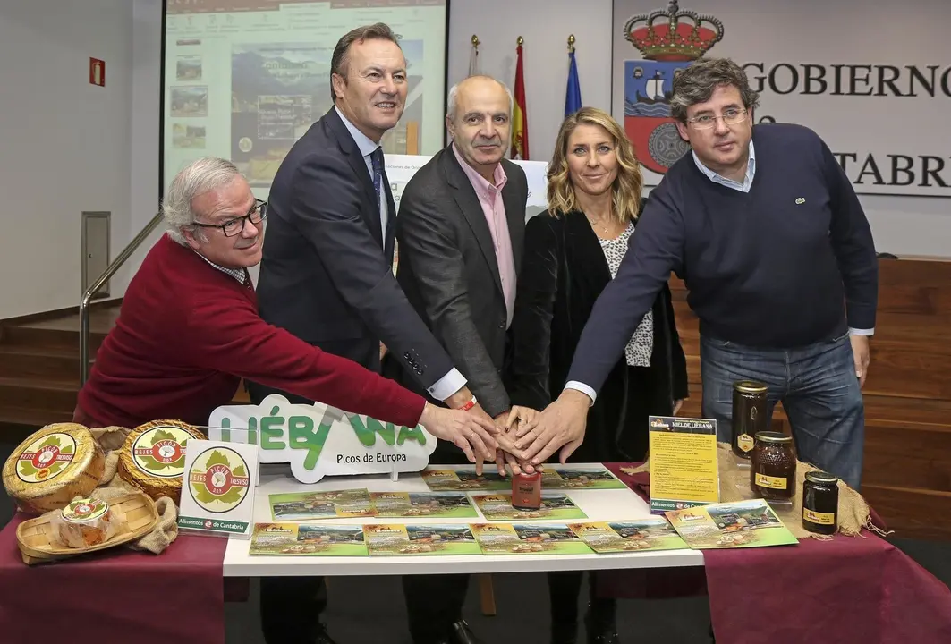 Correos dedica un sello a las denominaciones de origen protegidas Miel de Li&eacute;bana y Queso Pic&oacute;n Bejes-Tresviso