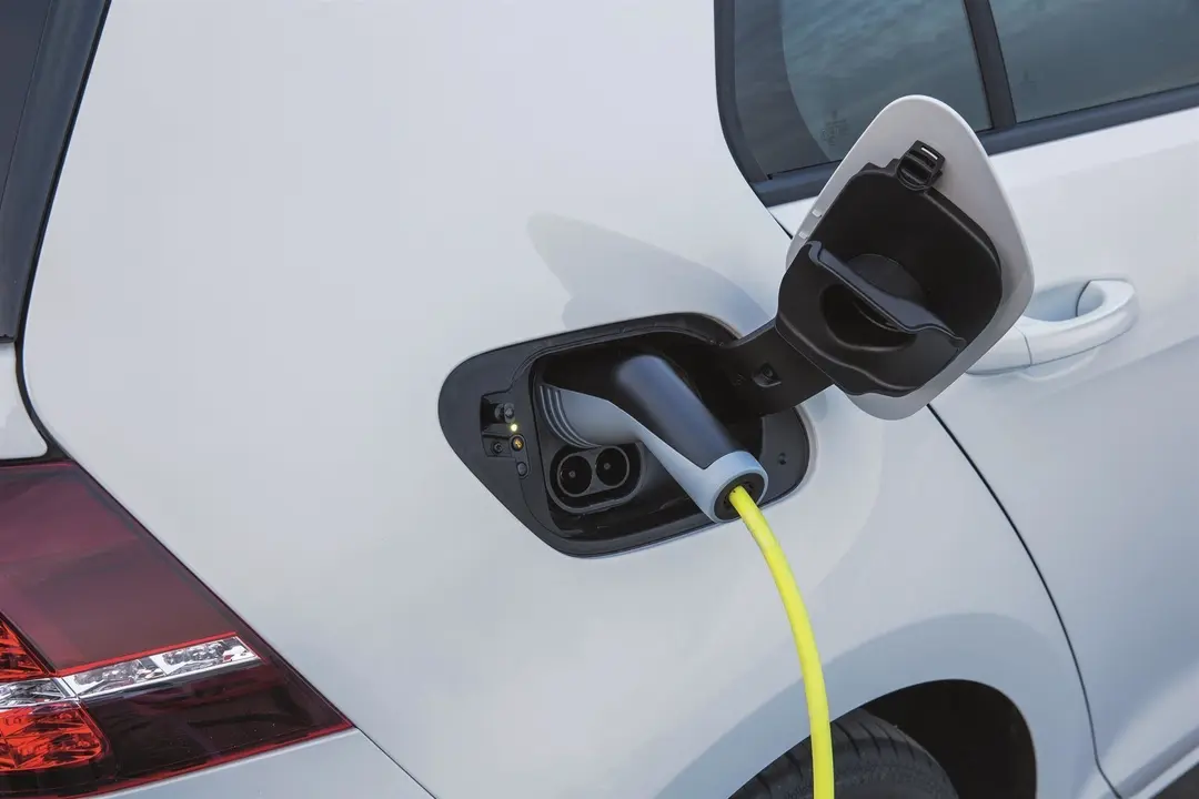 Recarga de un coche el&eacute;ctrico (Volkswagen e-Golf)