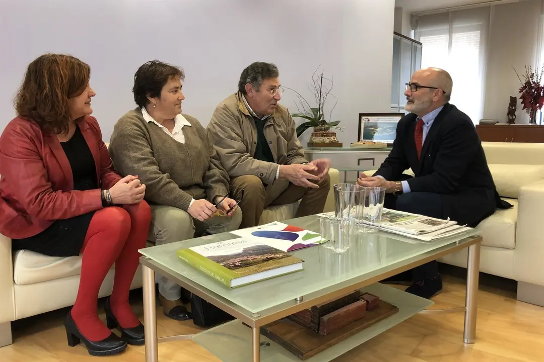 El consejero de Sanidad, Miguel Rodr&iacute;guez (derecha) y la gerente del SCS, Celia G&oacute;mez (izquierda) se re&uacute;nen con el alcalde de Ribamont&aacute;n al Mar, Francisco As&oacute;n, y Araceli Mora, teniente de alcalde del municipio.