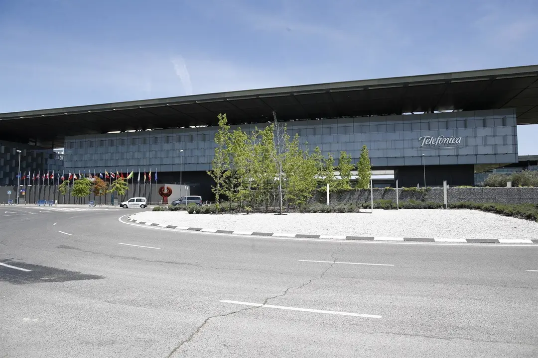 Vista exterior del edificio de la sede de Telef&oacute;nica, situado en la Ronda de la Comunicaci&oacute;n de Madrid.