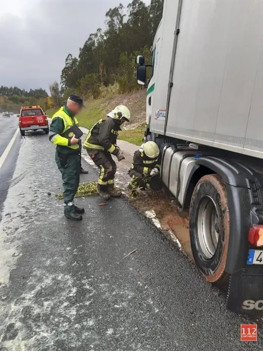Derrame de gasoil en la autov&iacute;a A-8