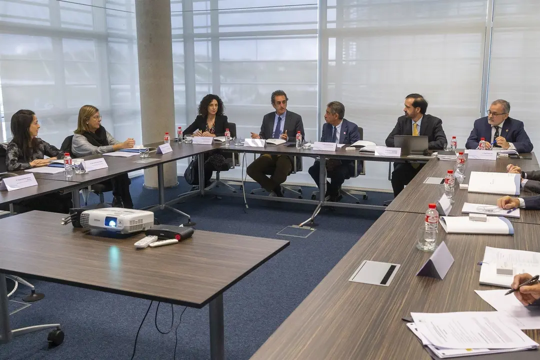 El presidente de Cantabria, Miguel &Aacute;ngel Revilla, hablando con la nueva patrona del Ministerio, &Aacute;ngela Fern&aacute;ndez Curto