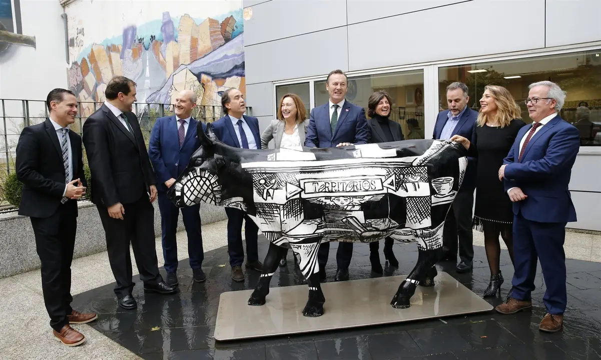 El consejero de Desarrollo Rural, Ganader&iacute;a, Pesca, Alimentaci&oacute;n y Medio Ambiente, Guillermo Blanco, posa con todo su equipo antes de presentar los presupuestos de su departamento para 2020