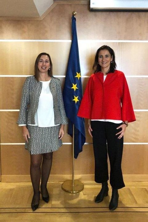 La consejera de Economía y Hacienda de Cantabria, María Sánchez (izda), y  la directora de la oficina del Parlamento Europeo en España, María Andrés (derecha)