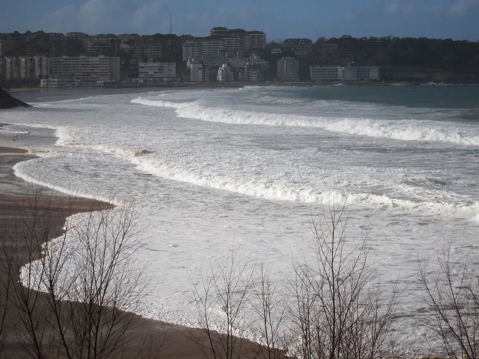 Olas. Oleaje. Mar. Marea. Pleamar. Temporal. Aviso. Alerta. Santander. Cantabria. Foto de archivo