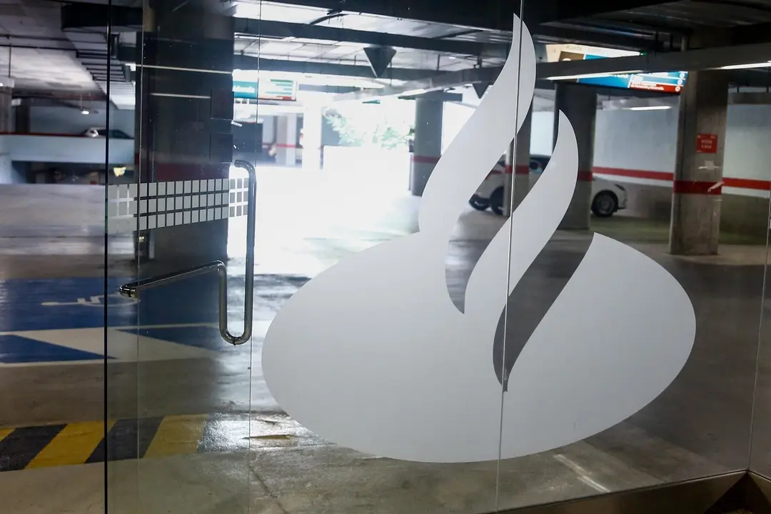 Imagen del logo del Banco Santander en la Ciudad Grupo Santander (Comunidad de Madrid).