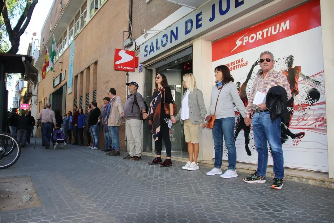 Acci&oacute;n de Unidas Podemos junto a la casa de apuestas Sportium
