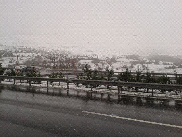 Nieve en Cantabria, carreteras. Foto de archivo