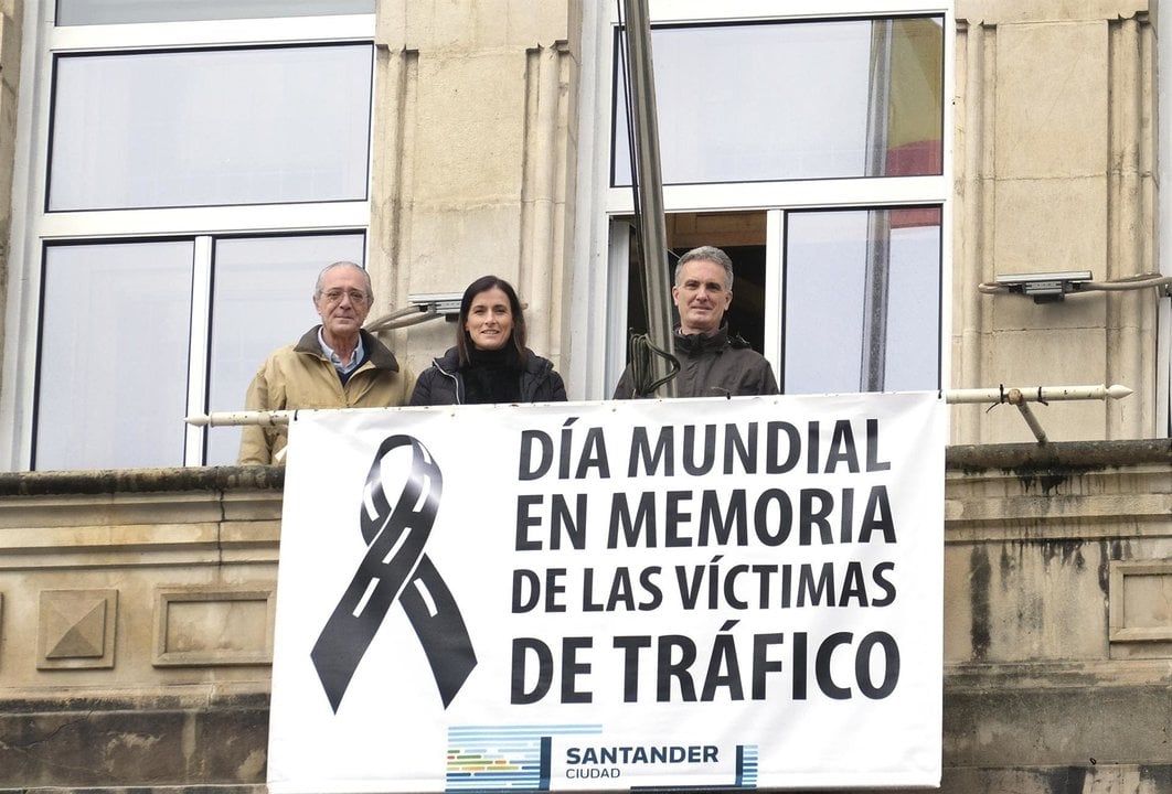 La alcaldesa de Santander, Gema Igual, y los concejales Pedro Nalda y Víctor González Huergo, en el balcón del Ayuntamiento con la pancarta en apoyo a las víctimas de accidente de tráfico