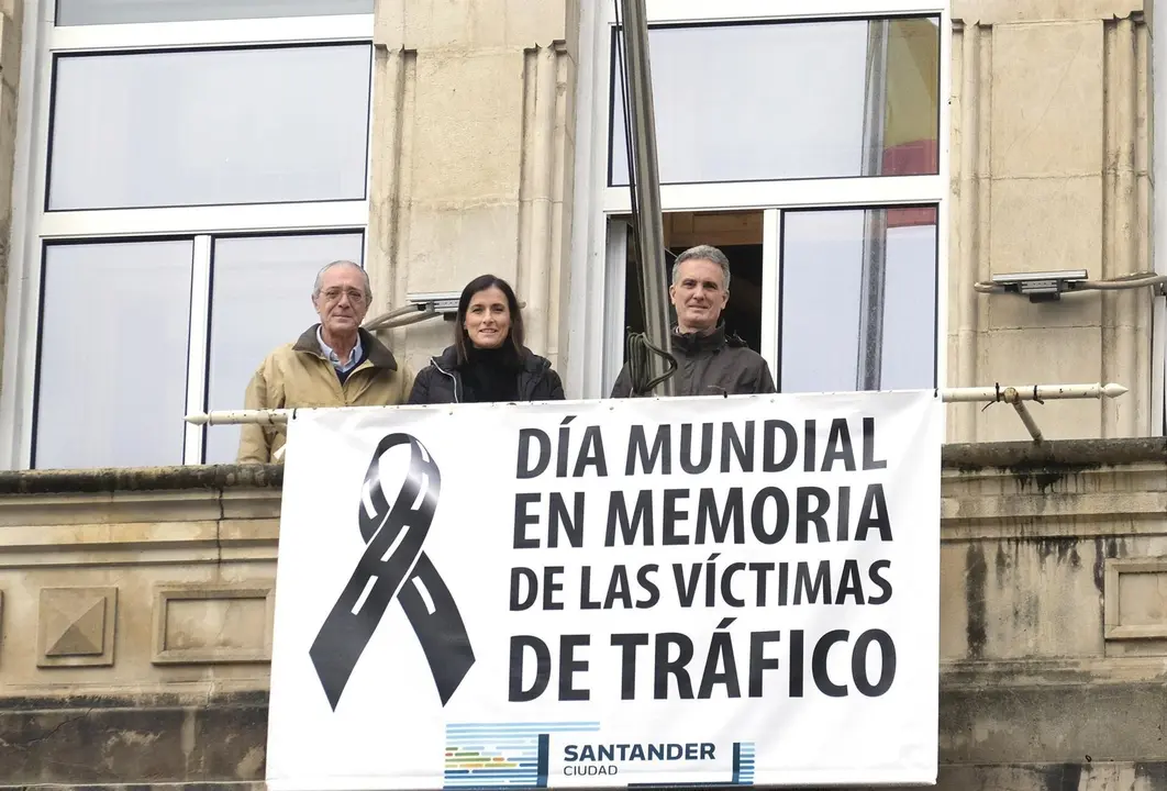 La alcaldesa de Santander, Gema Igual, y los concejales Pedro Nalda y V&iacute;ctor Gonz&aacute;lez Huergo, en el balc&oacute;n del Ayuntamiento con la pancarta en apoyo a las v&iacute;ctimas de accidente de tr&aacute;fico