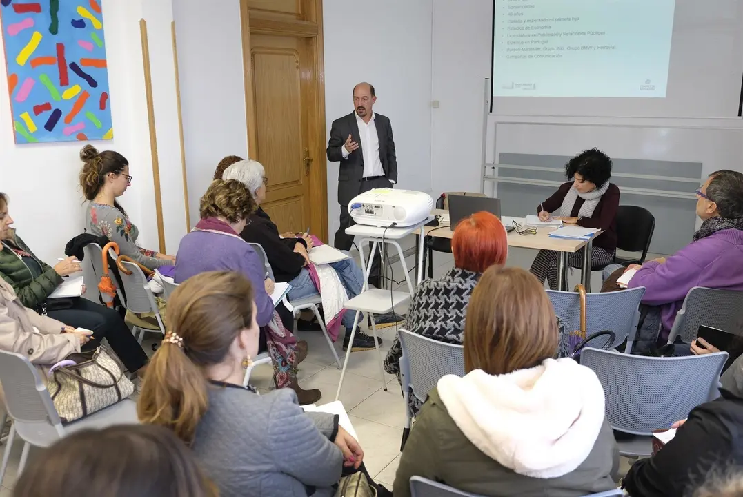 El concejal de Familia, Servicios Sociales e Igualdad, &Aacute;lvaro Lav&iacute;n, preside la reuni&oacute;n del Consejo de Igualdad