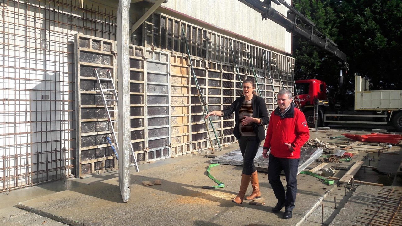 El alcalde de Bezana, Alberto García Onandía, y la concejala de Deportes, Ana Isabel Rojo, visitando las obras en el Polideportivo de Soto de la Marina
